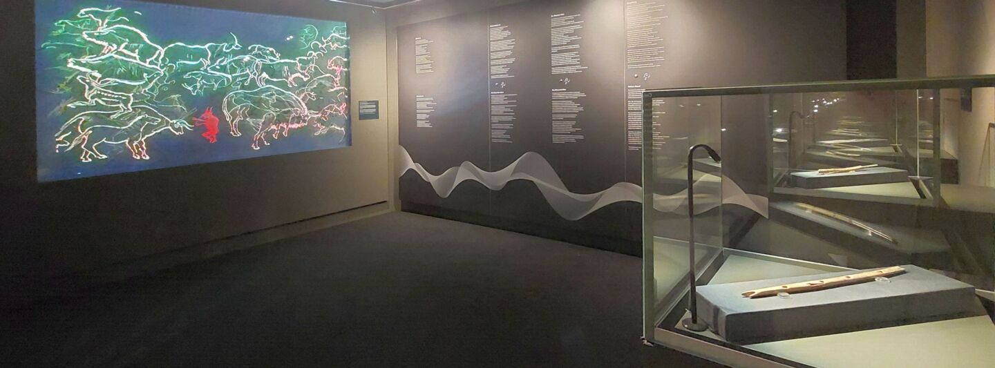 Exhibition room on music and sound, in the foreground a flute in a showcase