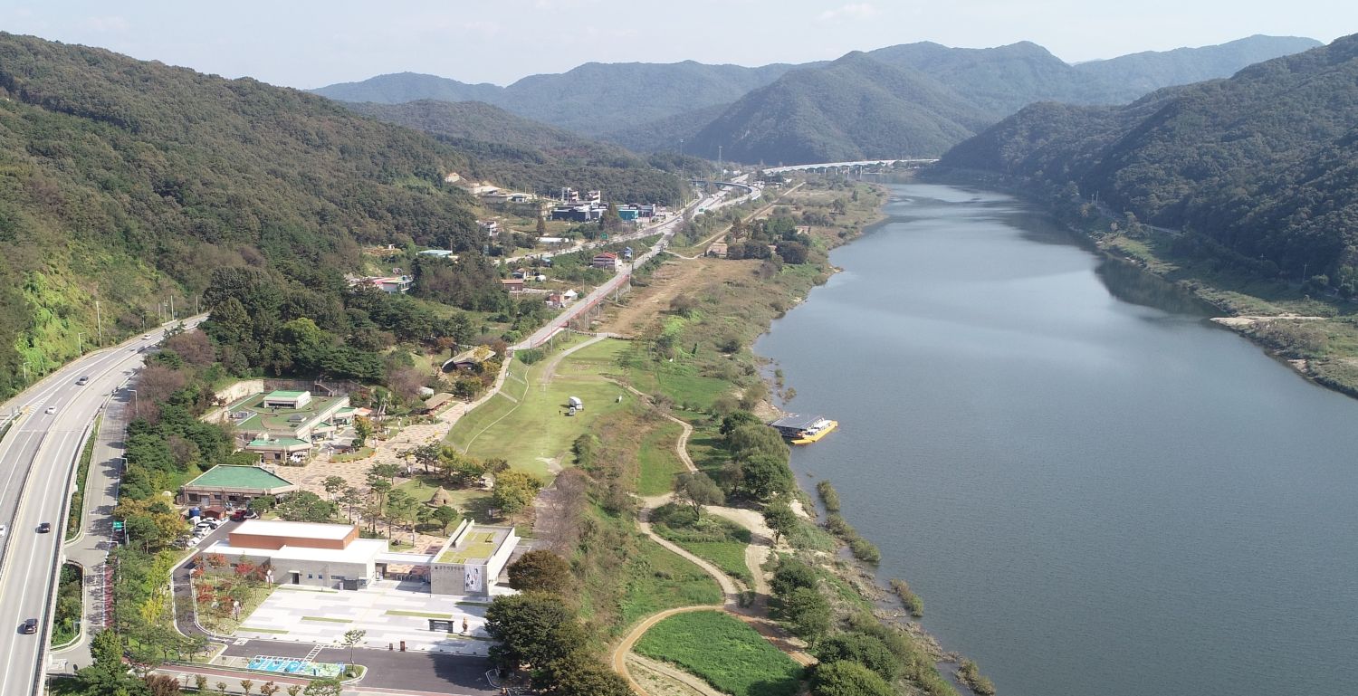 View of the Seokjangni Site and Museum located along the Geumgang River